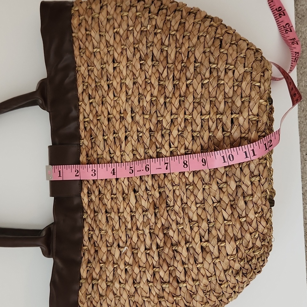 Big Brown Straw Bag With Animal Print Lining And Front Hardware Closure - Picture 7 of 15
